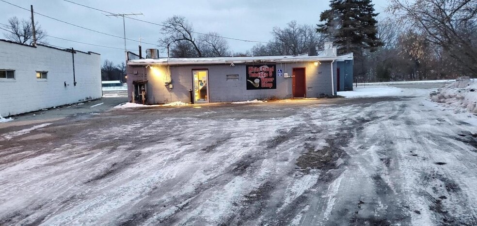 More Photos Of 107 S Charles St, White Cloud Freestanding For Sale