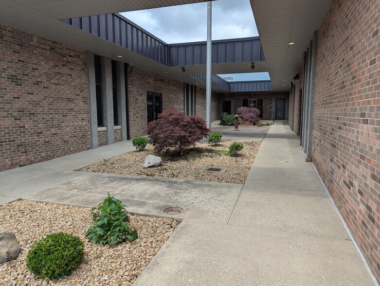 More Photos Of 123 N 15th St, Mattoon Office For Sale