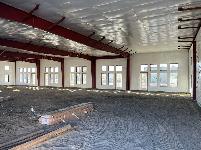 More Photos Of 2402 Henderson Loop, Richland Showroom For Lease