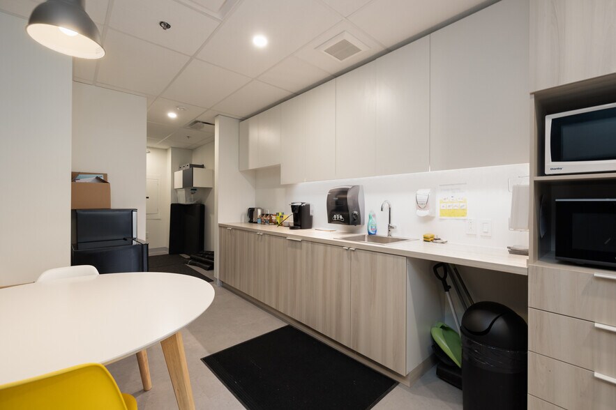 More Photos Of 175 Av Stillview, Pointe-claire Medical For Lease