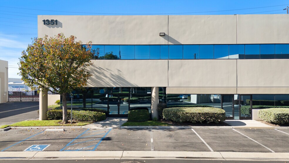 More Photos Of 1351 S Lewis St, Anaheim Warehouse For Sale