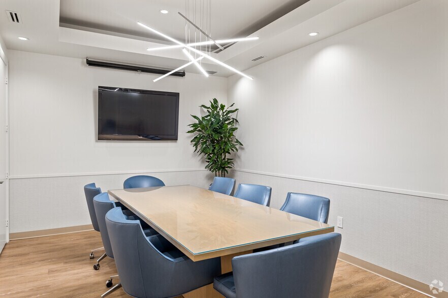 More Photos Of 100 Village Square Crossings, Palm Beach Gardens Medical For Lease