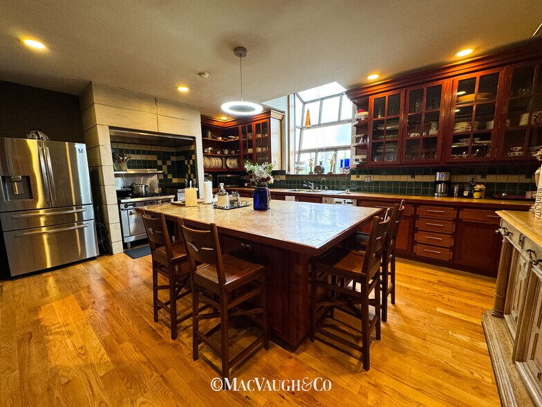 More Photos Of 188 N Holliston Ave, Pasadena Showroom For Sale