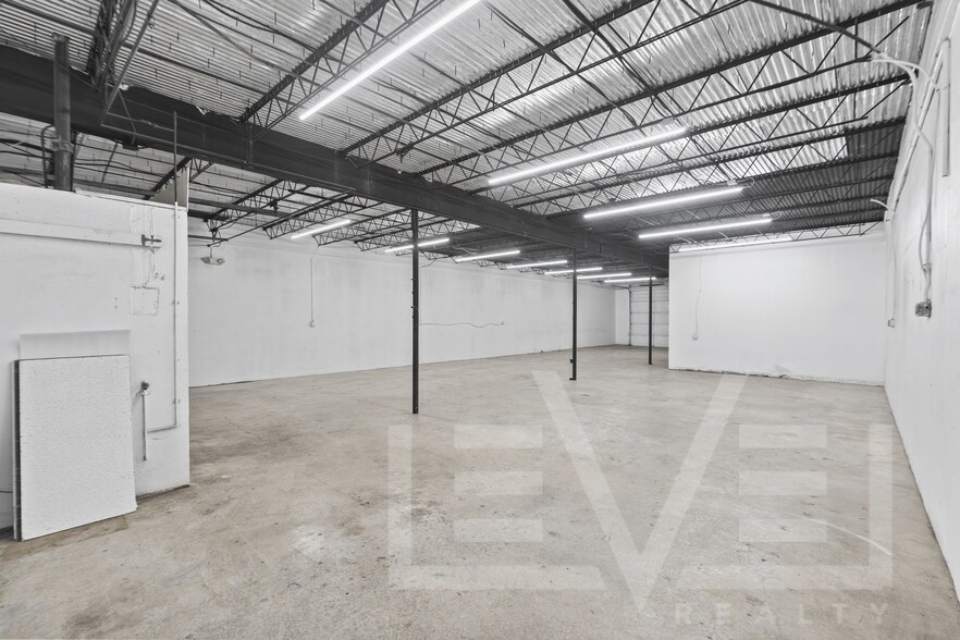 More Photos Of 3932 NE 5th Ave, Oakland Park Warehouse For Lease