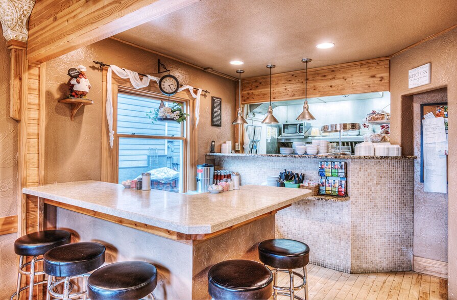 More Photos Of 614 NW Cedar Ave, Redmond Restaurant For Sale