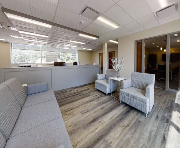 More Photos Of 721 Dundee Ave, Elgin Office For Lease