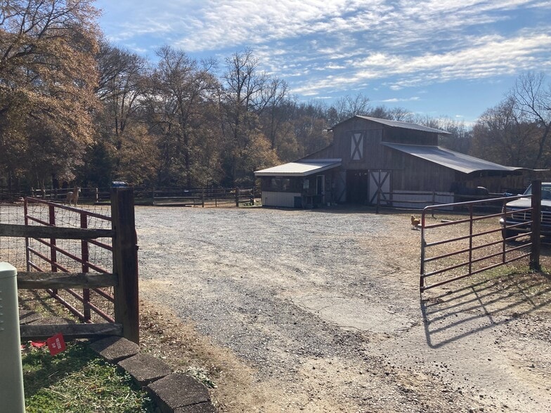More Photos Of 8737 Whippoorwill Dr, Fort Mill Horse Stables For Lease