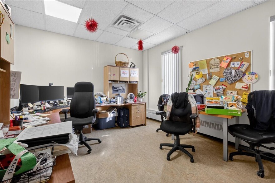 More Photos Of 11831 123 St NW, Edmonton Office For Sale
