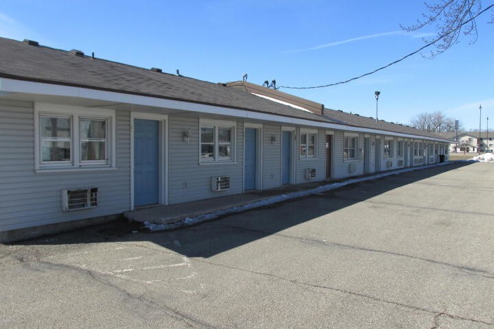 More Photos Of 2102 E Main St, Albert Lea Hotel For Sale