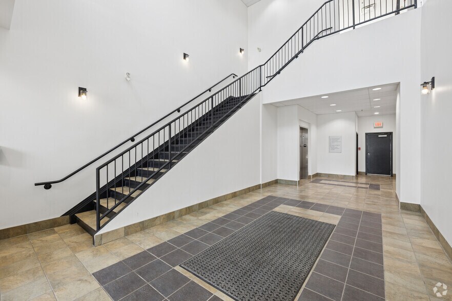 More Photos Of 120 5th Ave W, Cochrane Unknown For Lease