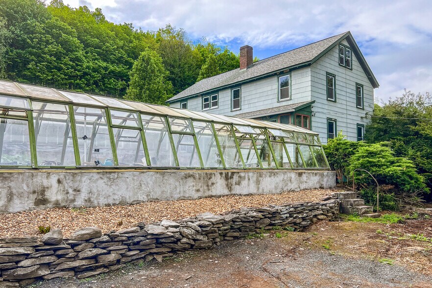 More Photos Of 265 Main St, Delhi Garden Center For Sale