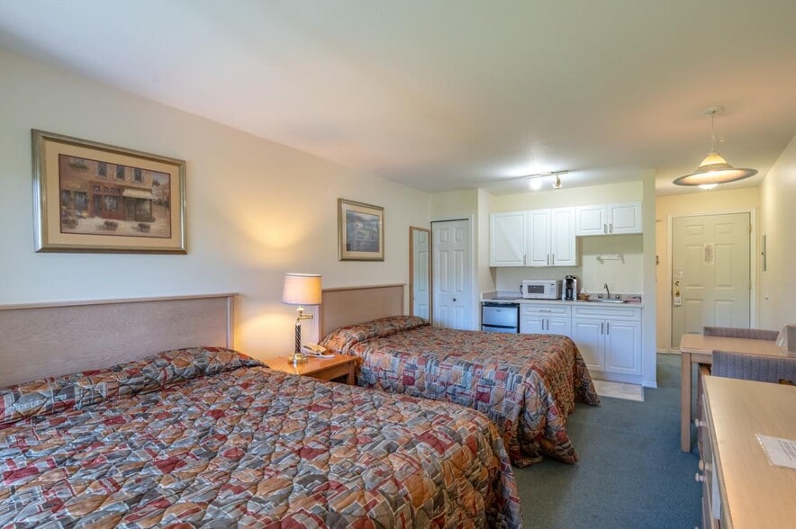 More Photos Of 6203 Willow Av, Summerland Hotel For Sale