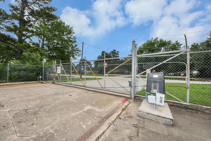 More Photos Of 10814 Woodedge Dr, Houston Warehouse For Sale