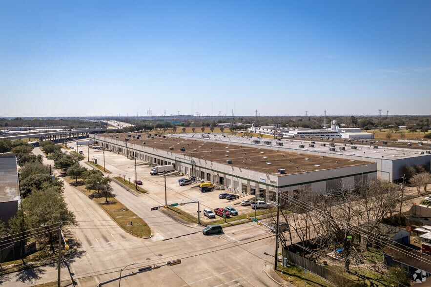 More Photos Of 11500 S Main St, Houston Warehouse For Lease