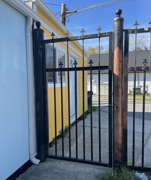 More Photos Of 115 Gordon St, Chickamauga Storefront For Sale