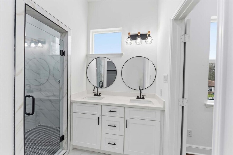 More Photos Of 4125 Clover A/B st, Houston Multifamily For Sale