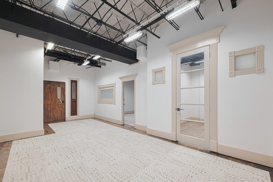 More Photos Of 1920 N Memorial Way, Houston Loft Creative Space For Lease