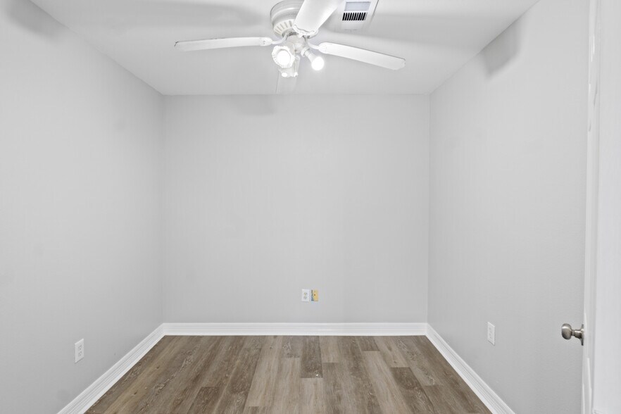 More Photos Of 8019 FM 517 Rd W, Dickinson Showroom For Lease