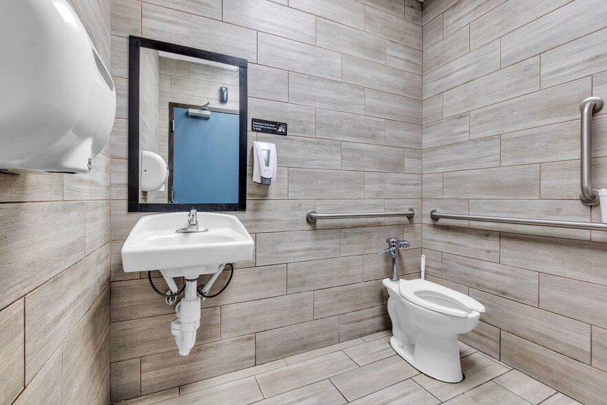 More Photos Of 7641 Hacks Cross Rd, Olive Branch Service Station For Sale