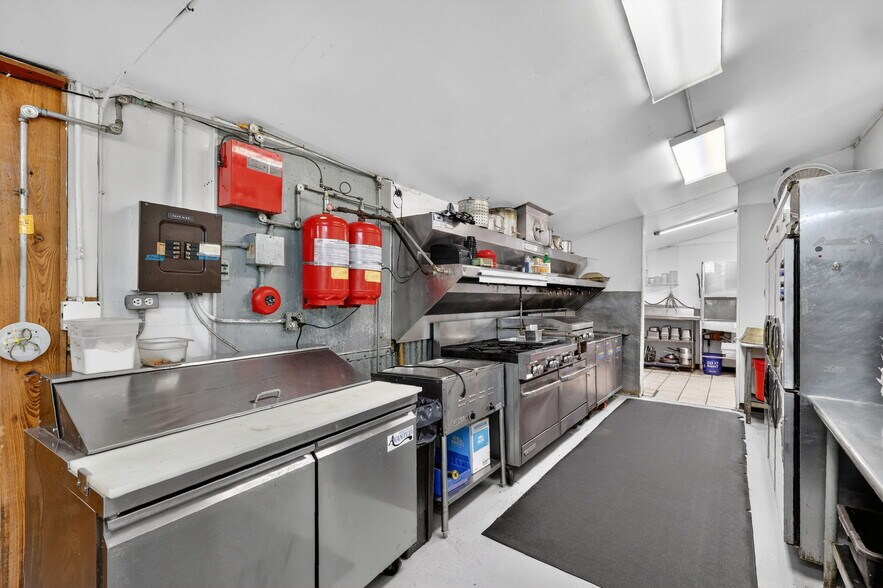 More Photos Of 2396 N Country Road 470, Lake Panasoffkee General Retail For Sale