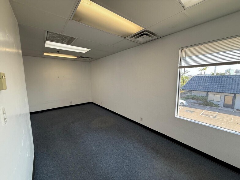More Photos Of 7979-7989 Vickers St, San Diego Flex For Lease