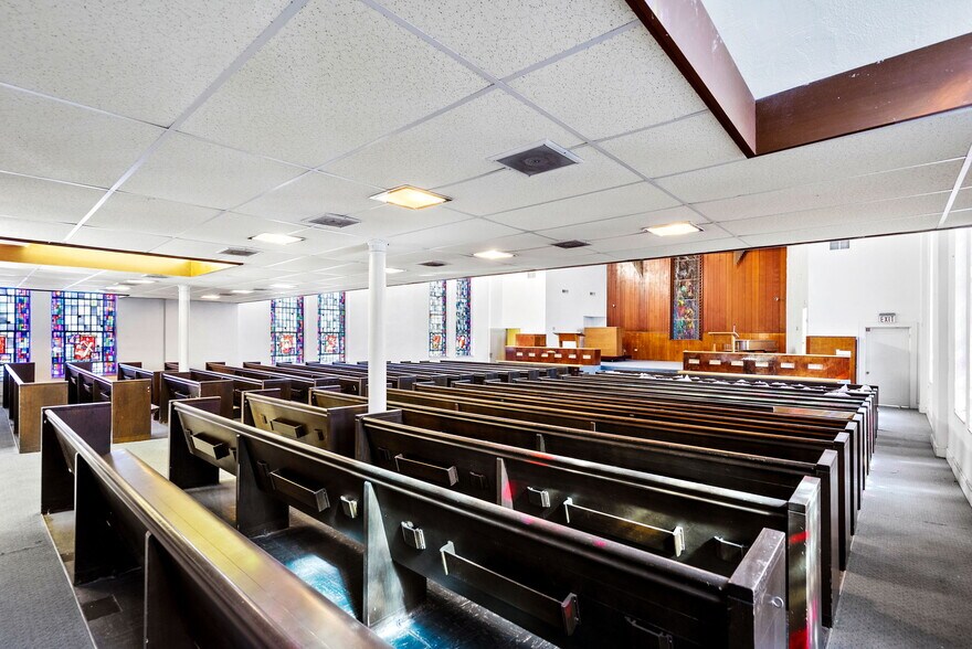 More Photos Of 1701 W Woodlawn Ave, San Antonio Religious Facility For Sale