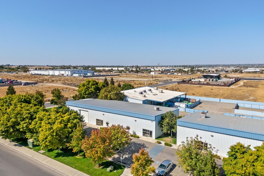 More Photos Of 2550 E Belle Ter, Bakersfield Manufacturing For Lease