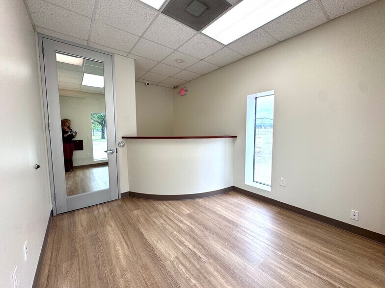 More Photos Of 2230 Pansy St, Pasadena Flex For Lease