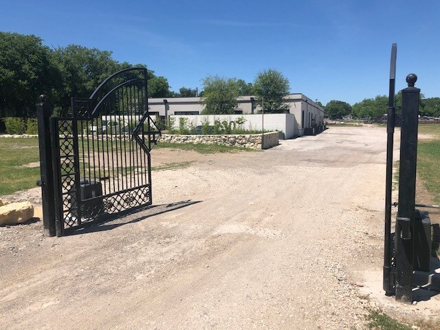 More Photos Of 230 S Grants Ln, Fort Worth Light Distribution For Sale