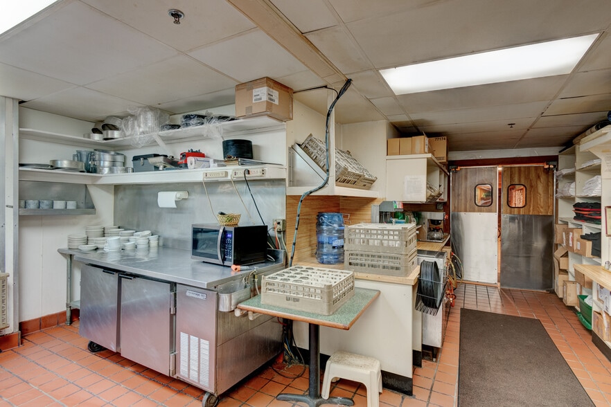 More Photos Of 1702 Park Hill Dr, Gainesville Restaurant For Sale