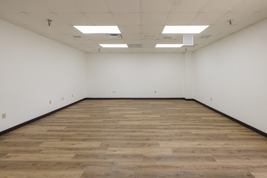 More Photos Of 1901 S Poinciana Blvd, Kissimmee Warehouse For Lease