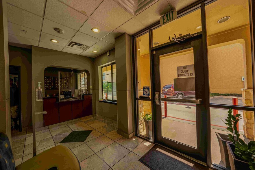 More Photos Of 1306 E Commerce St, San Antonio Hotel For Sale