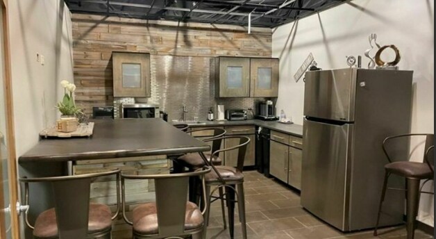 More Photos Of 850 W Bartlett Rd, Bartlett Medical For Sale