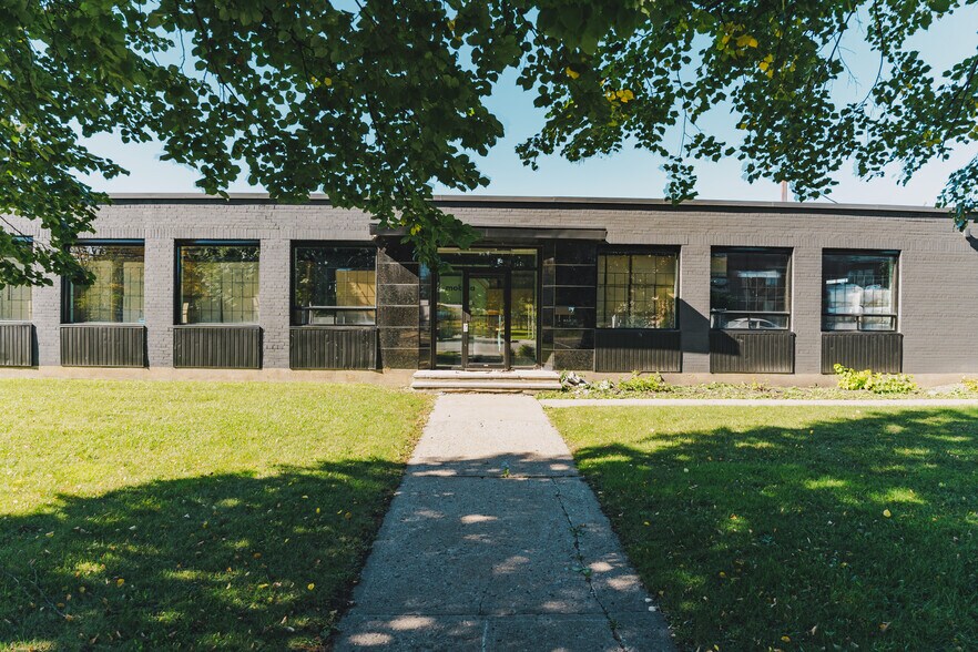 More Photos Of 131 Boul Hymus, Pointe-claire Industrial For Lease