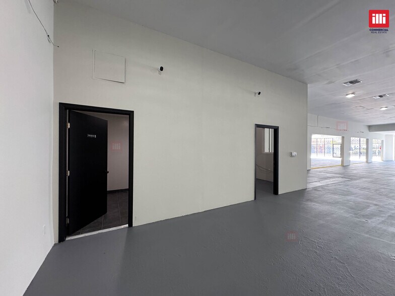 More Photos Of 18567-18573 Sherman Way, Reseda Storefront Retail Office For Lease