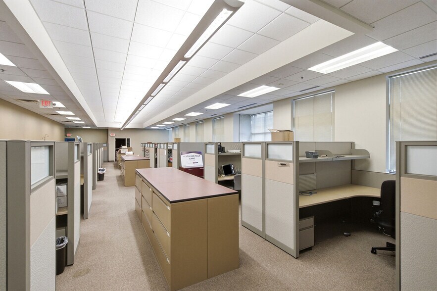 More Photos Of 1335 Industrial Blvd, Minneapolis Office For Sale