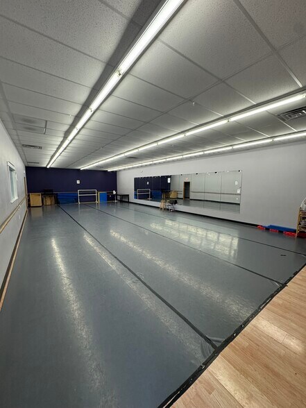 More Photos Of 728 Schelfhout Ln, Kimberly Freestanding For Lease