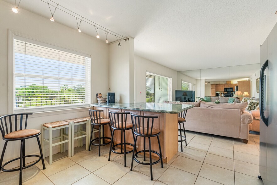 More Photos Of 23 Royal Palm Pointe, Vero Beach Restaurant For Sale