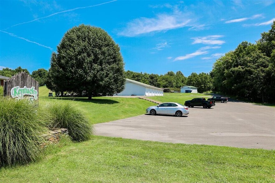 More Photos Of 6198 Randolph Summer Shade Rd, Summer Shade Sports And Entertainment For Sale