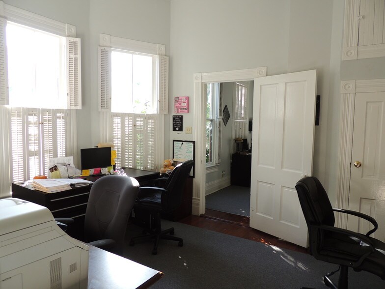 More Photos Of 122 Lewis St, San Antonio Office For Sale
