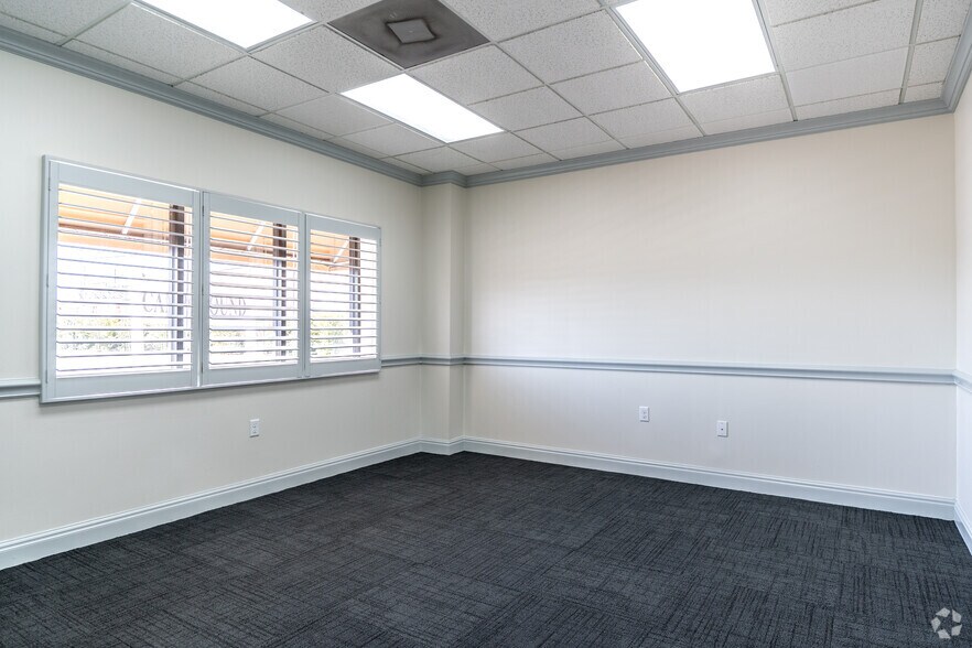 More Photos Of 4455 Ulmerton Rd, Clearwater Warehouse For Lease