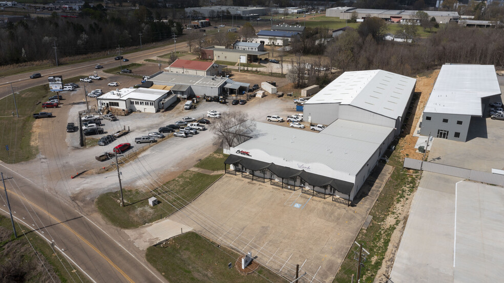 More Photos Of 148 Weisenberger Rd, Madison Flex For Lease