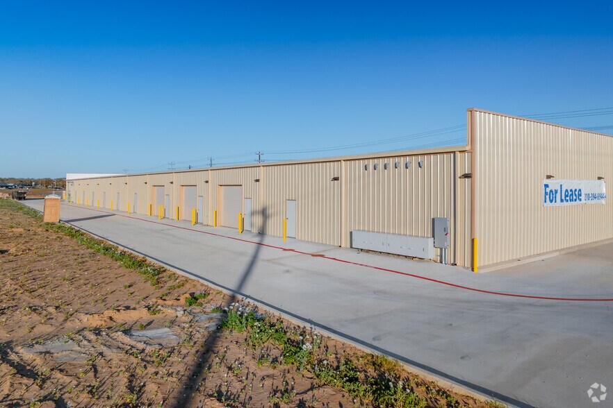 More Photos Of FM 775, Floresville General Retail For Lease