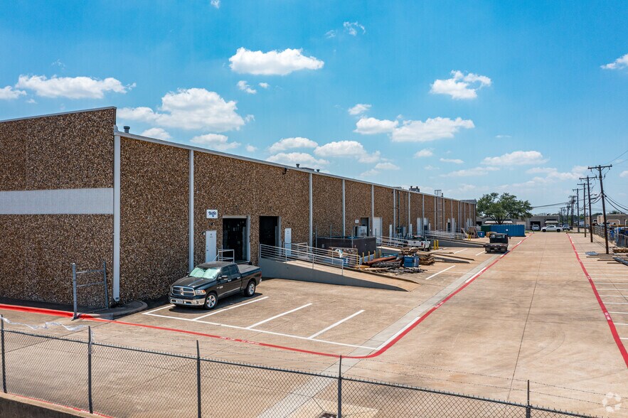 More Photos Of 1401 Summit Ave, Plano Distribution For Lease