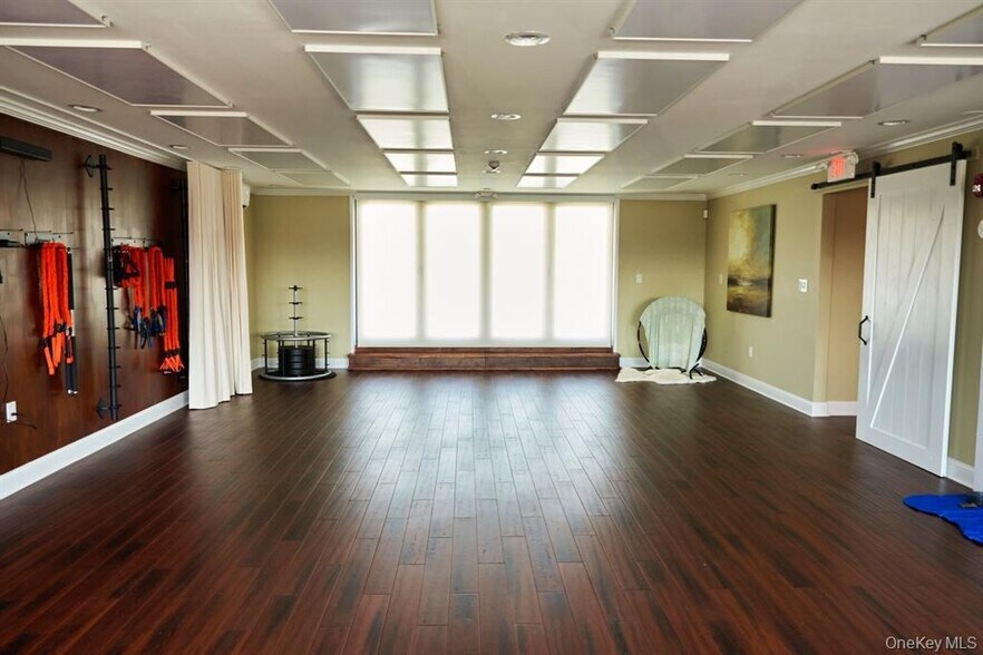 More Photos Of 223 E Park Ave, Long Beach General Retail For Sale