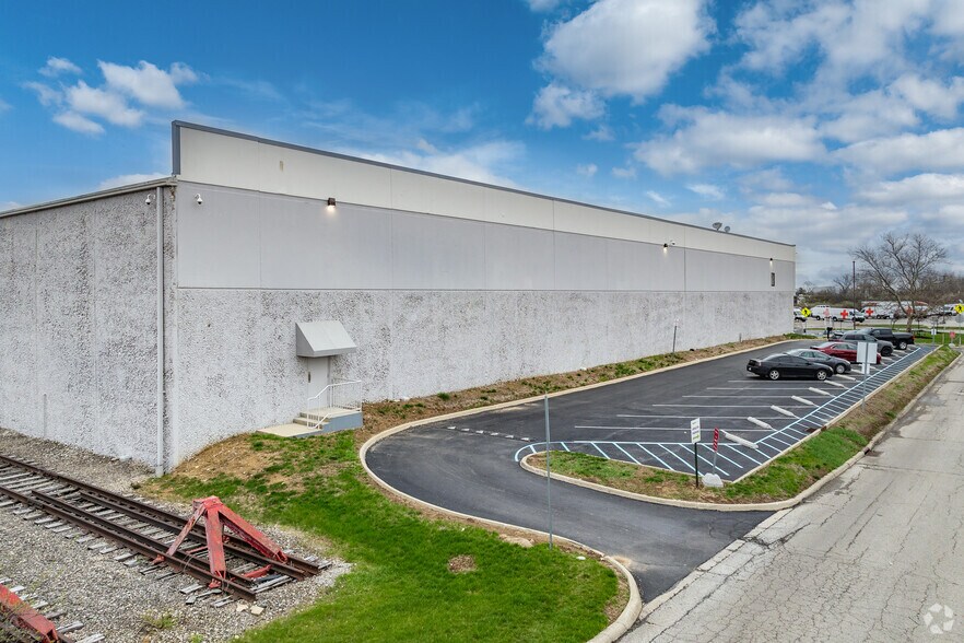 More Photos Of 4401-4419 Equity Dr, Columbus Warehouse For Lease