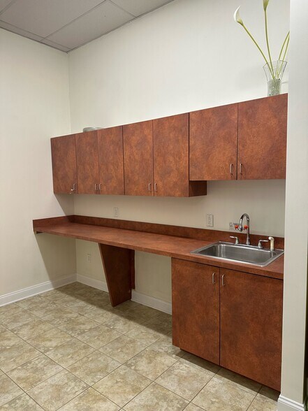 More Photos Of 9365 McKnight Rd, Pittsburgh Freestanding For Lease