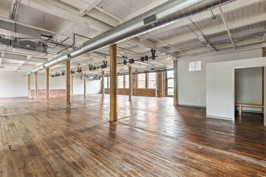 More Photos Of 205 Manufacturers Rd, Chattanooga General Retail For Lease