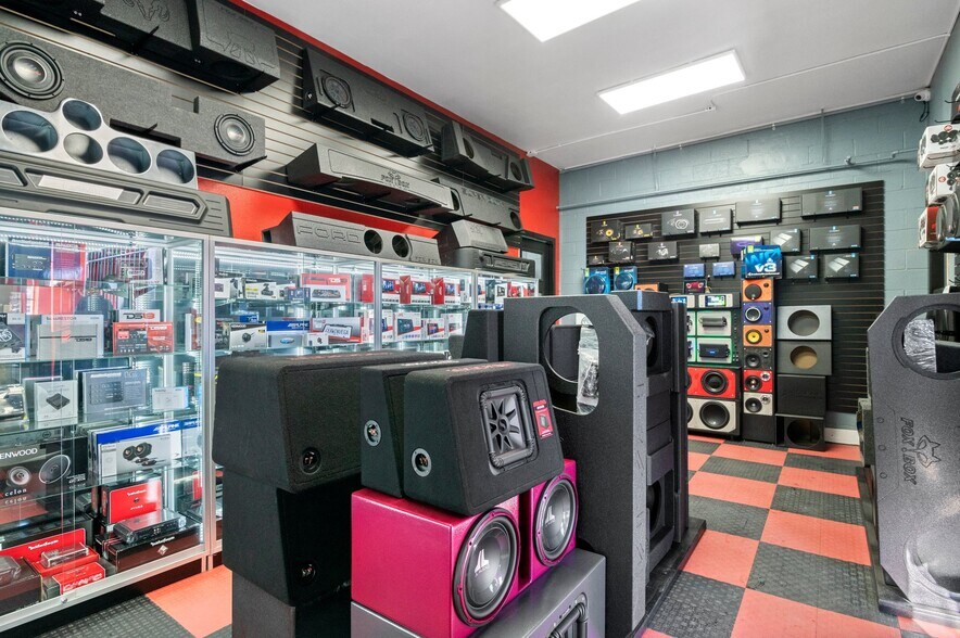 More Photos Of 1535 Chester St, Aurora Auto Repair For Sale