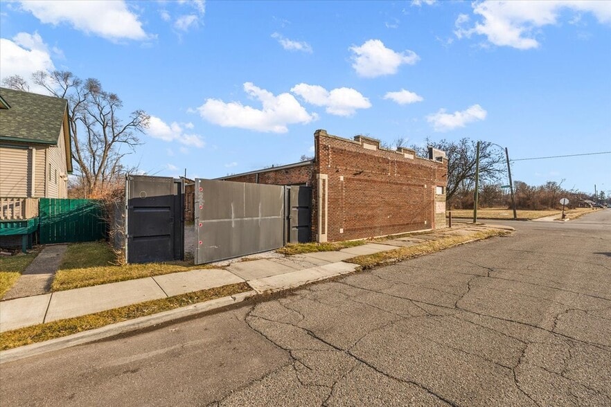 More Photos Of 12501 Chalmers St, Detroit General Retail For Sale